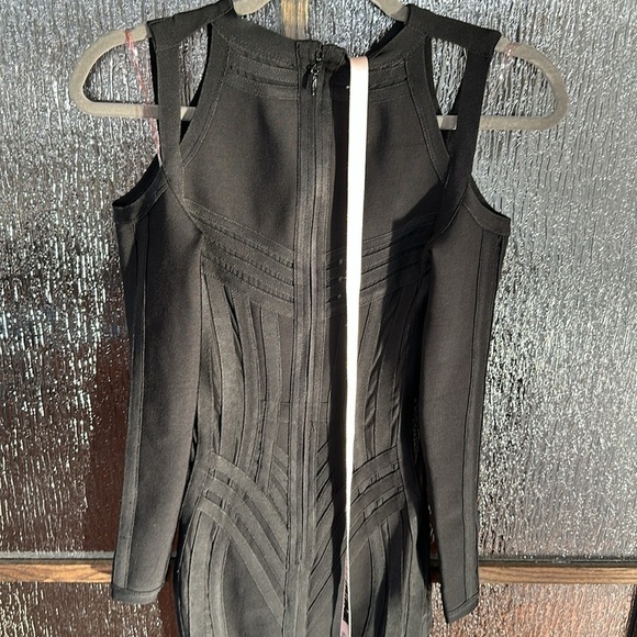 House of CB
MADRINA
BLACK BANDAGE COLD SHOULDER DRESS size XS size 2-4 NWT - Picture 8 of 11